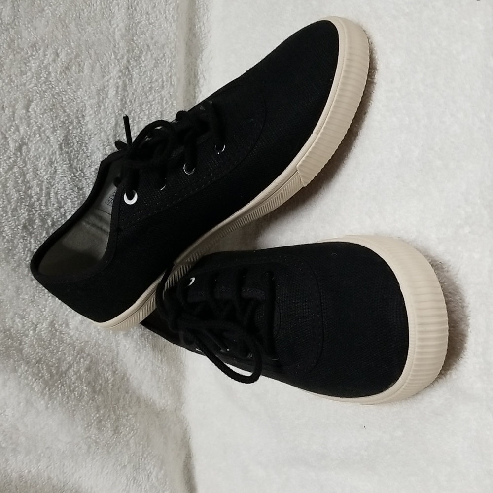 NWOT casual sneakers